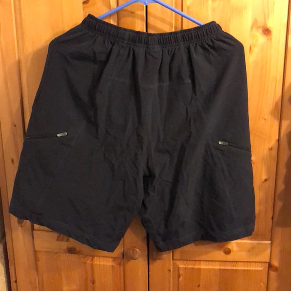 Nike black shorts size s has 4 zipper pockets - Picture 3 of 3